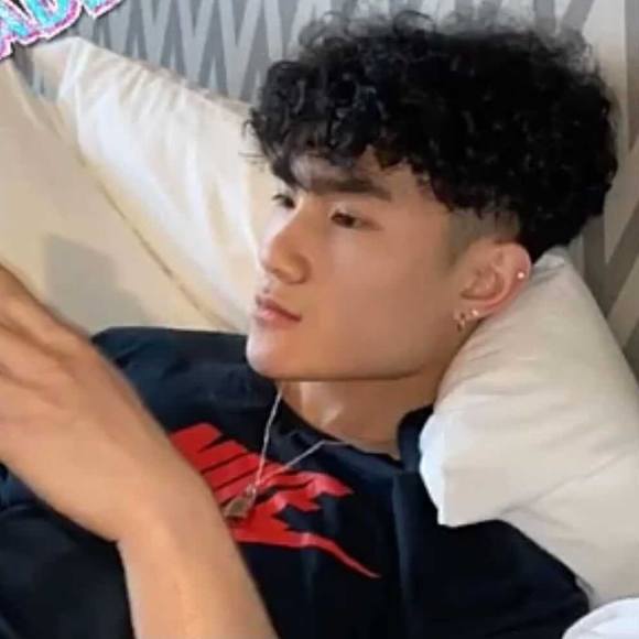 Profile Picture of Kenny Lam (@khang1999) on Poshmark