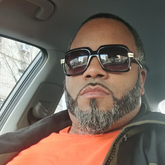 Profile Picture of James Teal (@jamesteal) on Poshmark