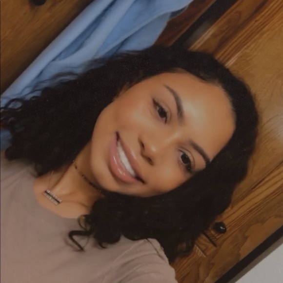 Profile Picture of Niaya Colbert (@niayacolbert) on Poshmark