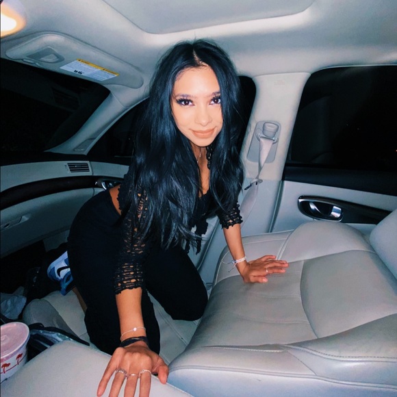 Dani Meza - Poshmark Profile Picture of Dani Meza (@daniellemezaa) on Poshmark