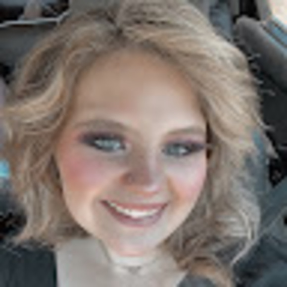 Profile Picture of Kyleigh Avery (@kyleighavery19) on Poshmark