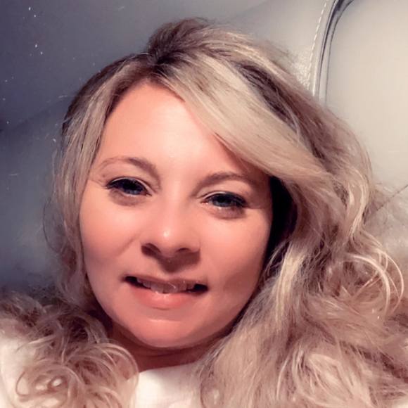 Profile Picture of Beth Cole (@beth0850) on Poshmark
