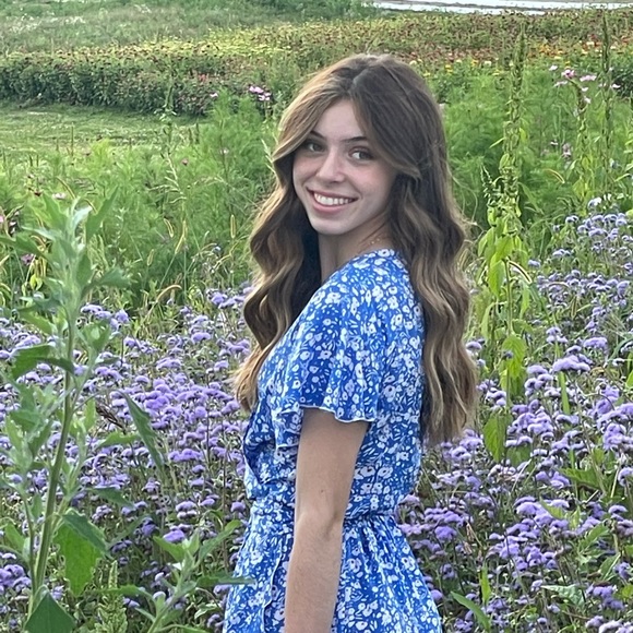 Profile Picture of Danyelle Dunlevy (@danydunlevy) on Poshmark