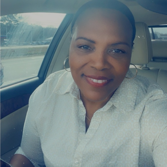 Profile Picture of Miriam Crowder (@miriamsc3) on Poshmark