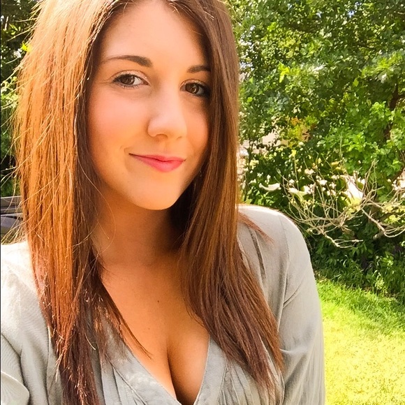 Profile Picture of Paige Parsons (@paigecparsons) on Poshmark