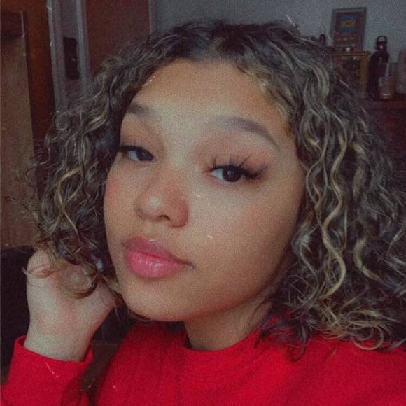 Profile Picture of Dayziah Davison (@dayziah12) on Poshmark