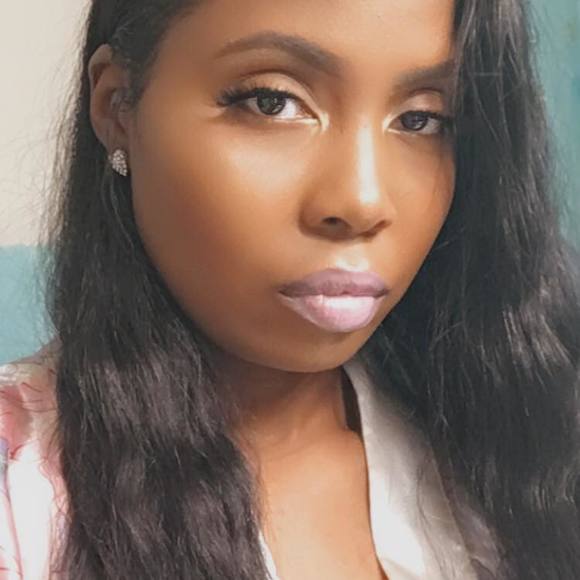 Profile Picture of Robbyn Gray (@bakerrobbyn) on Poshmark