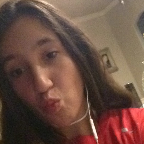 Profile Picture of Alana Tingue (@alanating123) on Poshmark