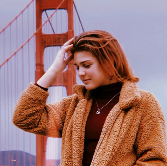 Profile Picture of Zoe Constantine (@zoeconstantine) on Poshmark