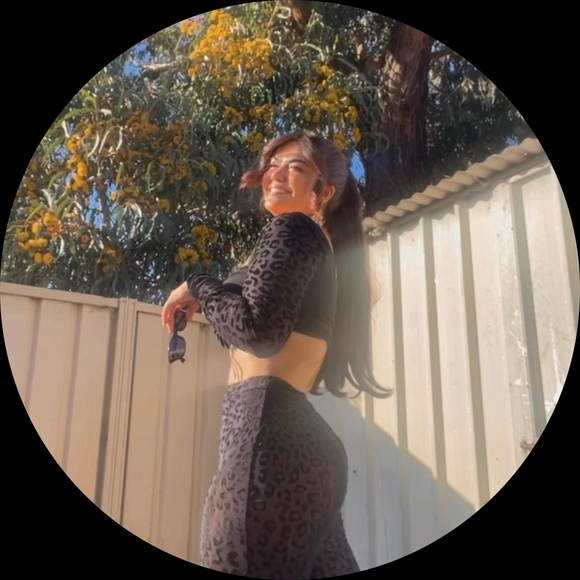 Profile Picture of Shamira Altschwager (@saltschwager) on Poshmark