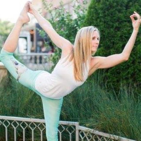 Profile Picture of Gabrielle Fraunfelder (@gfraunfelder) on Poshmark