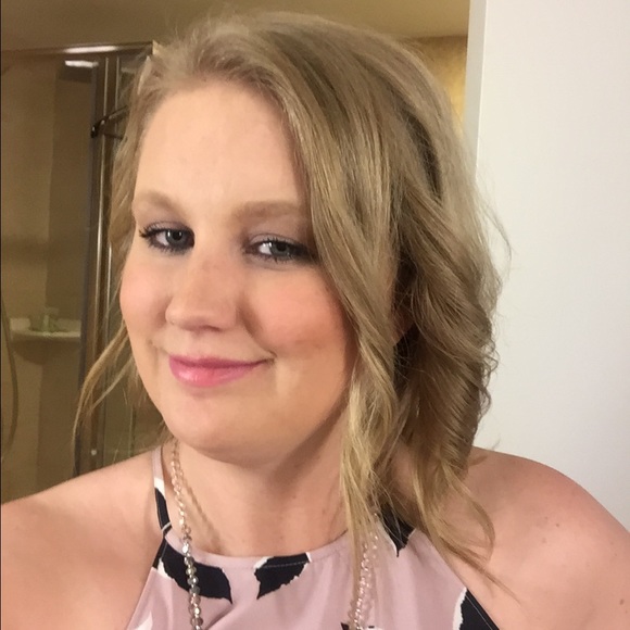 Profile Picture of Kristina Nitzschke (@kmnitz) on Poshmark