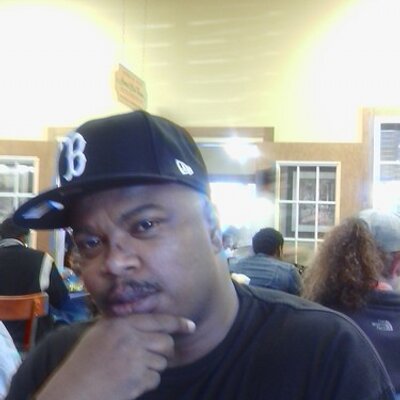 Profile Picture of Robert DeVaughn (@Robdev71) on Twitter
