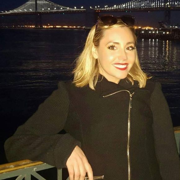 Profile Picture of Melissa Pellone (@mpell88) on Poshmark