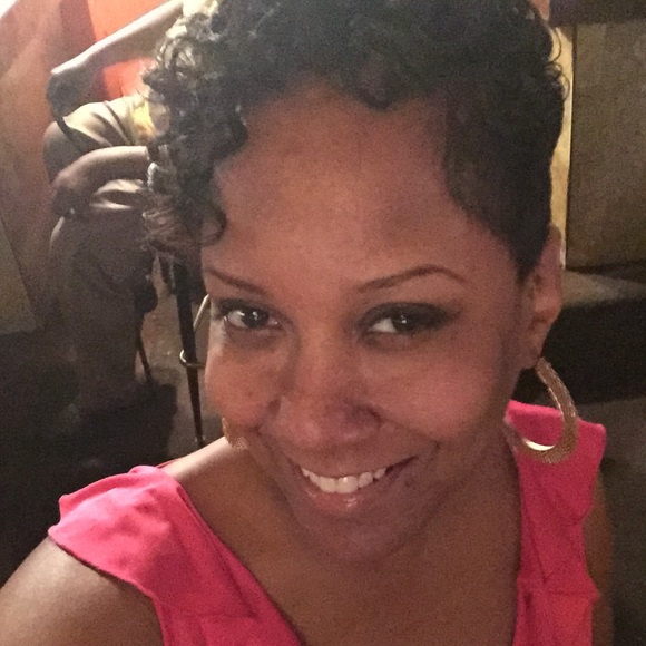 Profile Picture of Aisha Phillips (@tallglass1water) on Poshmark