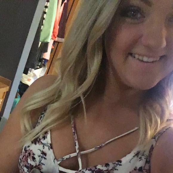 Profile Picture of Kendra Herinckx (@kendramh) on Poshmark