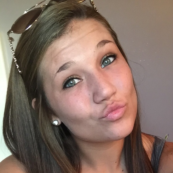Profile Picture of Kelly Hysong (@kells777) on Poshmark