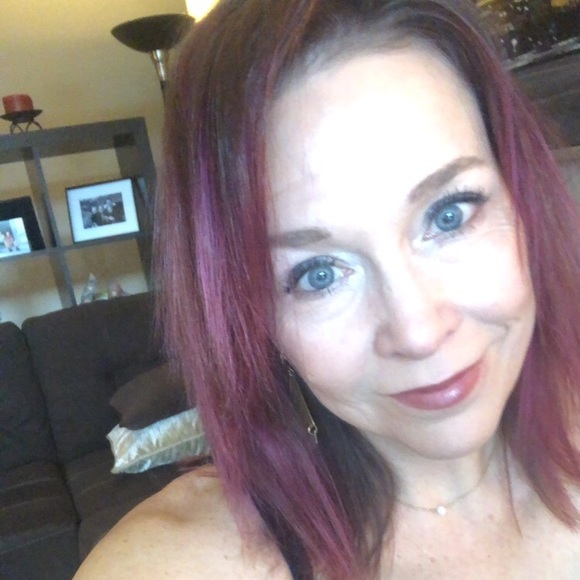 Profile Picture of Jen Krob (@jlkrob) on Poshmark