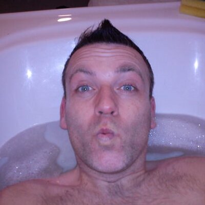 Profile Picture of Robert Lofthouse (@efcruleok2002) on Twitter