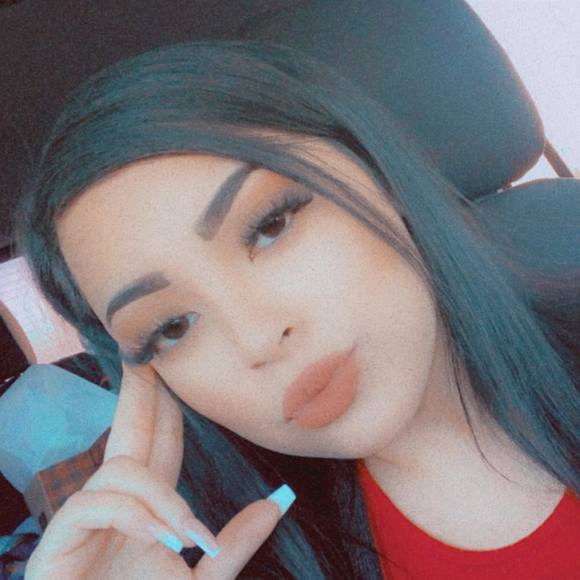 Profile Picture of Belle Borunda (@belleborunda) on Poshmark