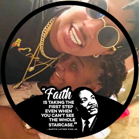 Profile Picture of Danielle Best (@sunshinebest) on Poshmark