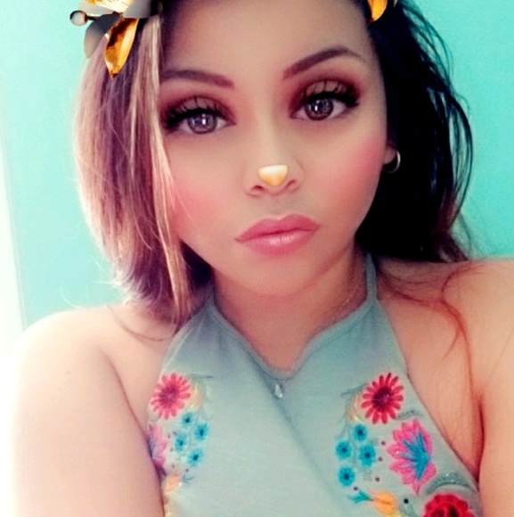 Profile Picture of Daniela Escobar (@daniellae98) on Poshmark