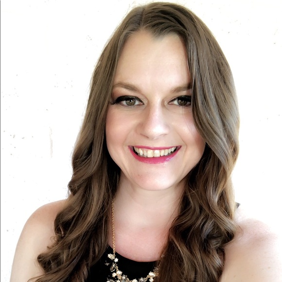 Profile Picture of Linda Baarson (@miss_linda02) on Poshmark