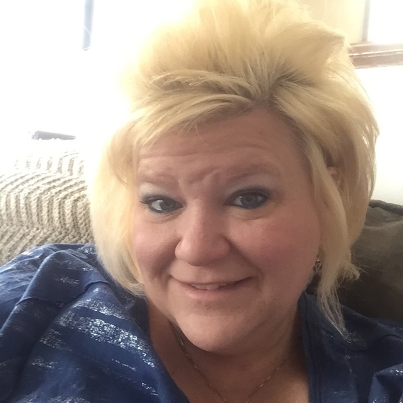 Profile Picture of Sabrina Costantino (@auntmag) on Poshmark