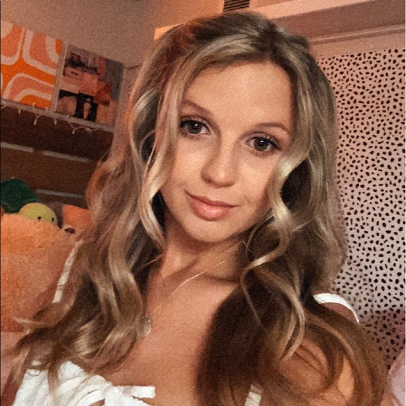Ansley Keylon - Poshmark Profile Picture of Ansley Keylon (@ansleykeylon) on Poshmark