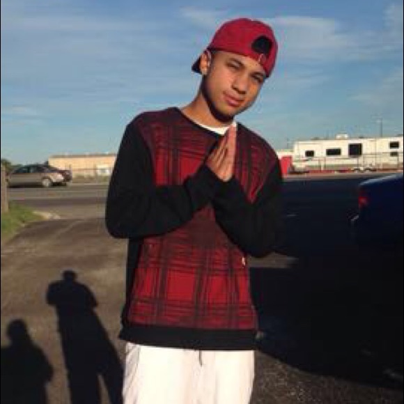 Profile Picture of Zachary Lopez (@zacharyrey) on Poshmark