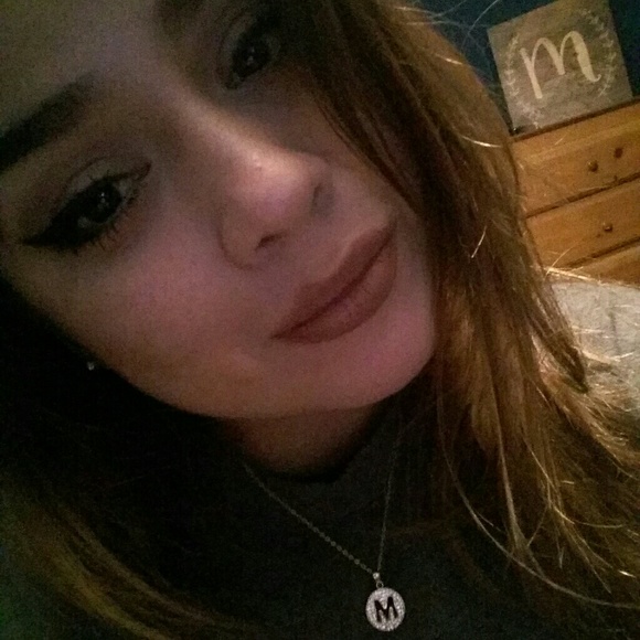 Profile Picture of Monica Bavinez (@bavinez12) on Poshmark