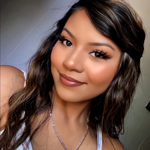Profile Picture of Roxanne Alvarez (@roxannegarzah) on Poshmark