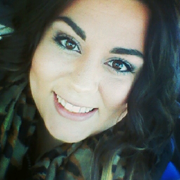 Profile Picture of Amber Breault (@amberbreault) on Poshmark