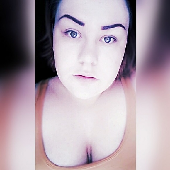 Profile Picture of Aubrey Sandow (@aubreysandow) on Poshmark