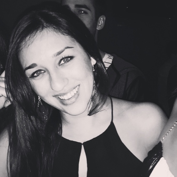 Profile Picture of Adrienne Bugglin (@avbugglin) on Poshmark