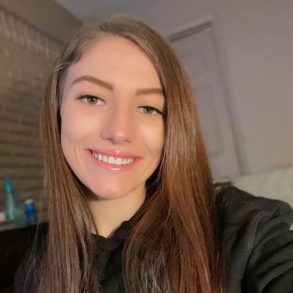 Profile Picture of Makenzi Dannelley (@makenzij0715) on Poshmark