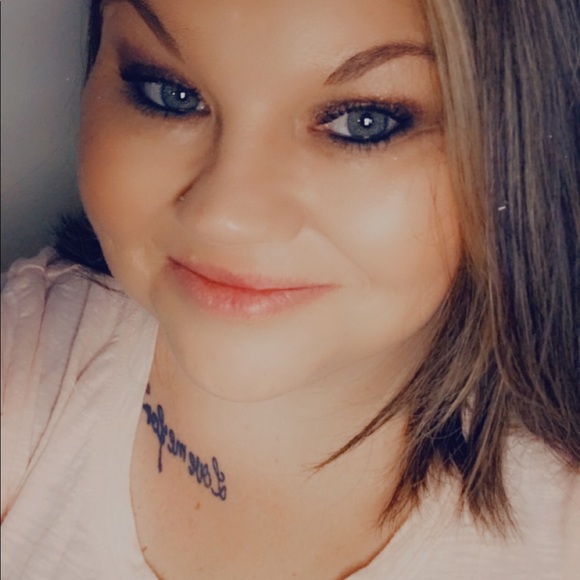 Profile Picture of Savannah Hobbs (@shobbs34) on Poshmark