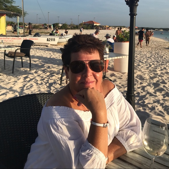 Profile Picture of Laulaurie Mccastor (@lmccastor) on Poshmark