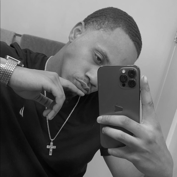 Profile Picture of Christopher Harmon (@chrisharmon2198) on Poshmark