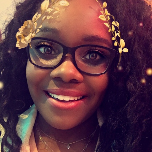 Profile Picture of Lara Francois (@lara2098) on Poshmark