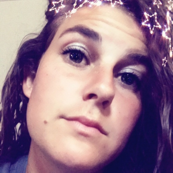 Profile Picture of Elizabeth Roskydoll (@eroskydoll) on Poshmark