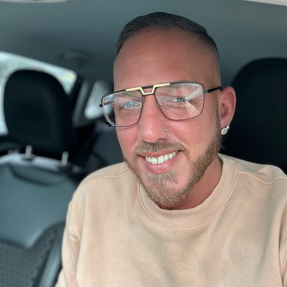 Profile Picture of Daniel Carreiro-hensel (@danielct222) on Poshmark