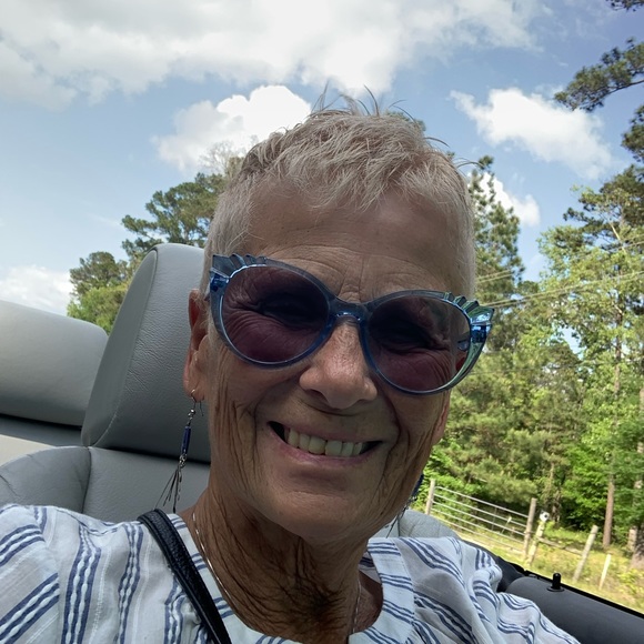 Profile Picture of Sandie Azinger (@bentley672) on Poshmark