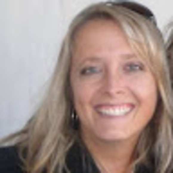 Profile Picture of Stephanie Helfrich (@stephaniehelfri) on Poshmark