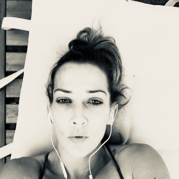 Profile Picture of Roseann Coppolella (@roseannc92679) on Poshmark