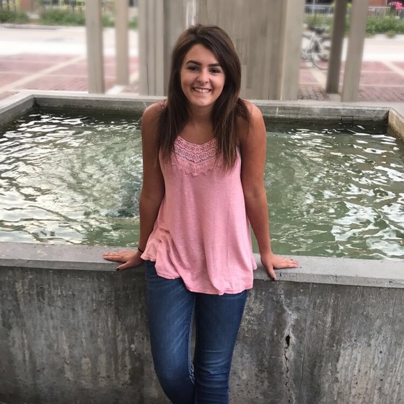 Profile Picture of Sara Baustert (@wheatbread1) on Poshmark