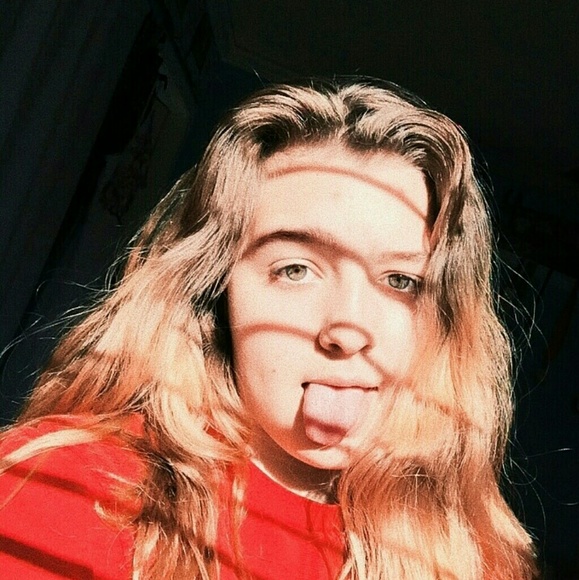 Profile Picture of Mia Mitacek (@mia_mitty) on Poshmark