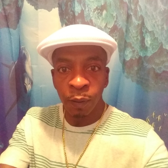 Profile Picture of Markey Paradise (@markeyparadise) on Poshmark
