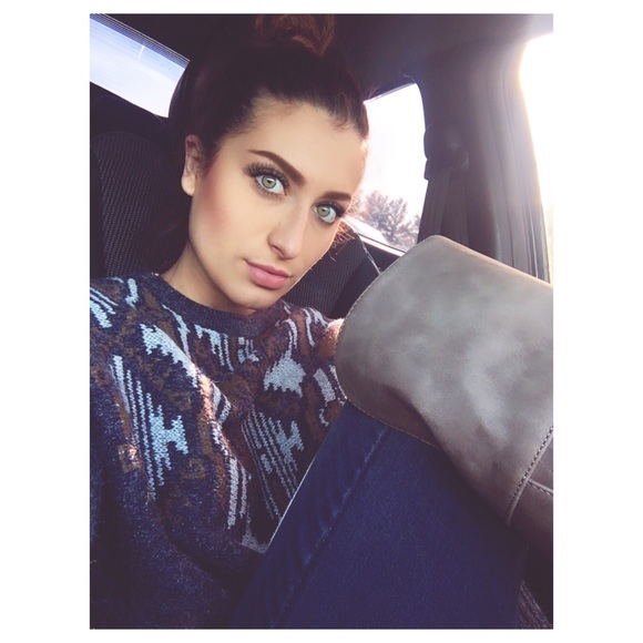 Profile Picture of Anjelina Korytko (@anjkorytko) on Poshmark