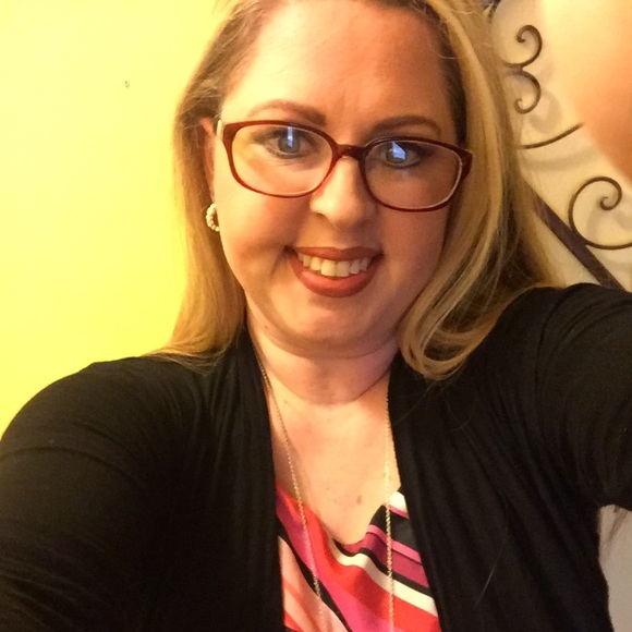 Profile Picture of Amy Allemand (@amyallemand) on Poshmark